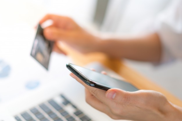 how to pay bills using a credit card - features to consider